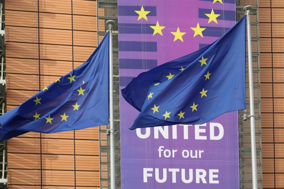 Archivo - Banderas de la UE en Bruselas