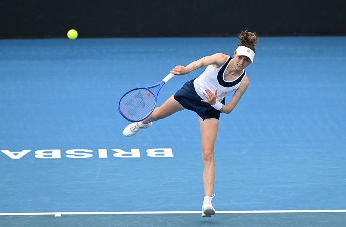 06 January 2026, Australia, Brisbane: Moldovan-Spanish tennis player Cristina Bucsa plays a forehand return against Belarus' Aryna Sabalenka during their women's singles round-of-32 tennis match on day three of the Brisbane International at Pat Rafter 
