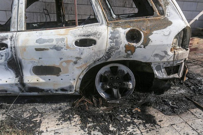 Archivo - Arquivo - 22 de maio de 2025, Nablus, Cisjordânia, Palestina: colonos judeus incendiaram uma mesquita na aldeia de Aqraba. Um veículo palestino foi queimado após ser incendiado por colonos israelenses na aldeia de Aqraba, perto de Nablus, na Cis