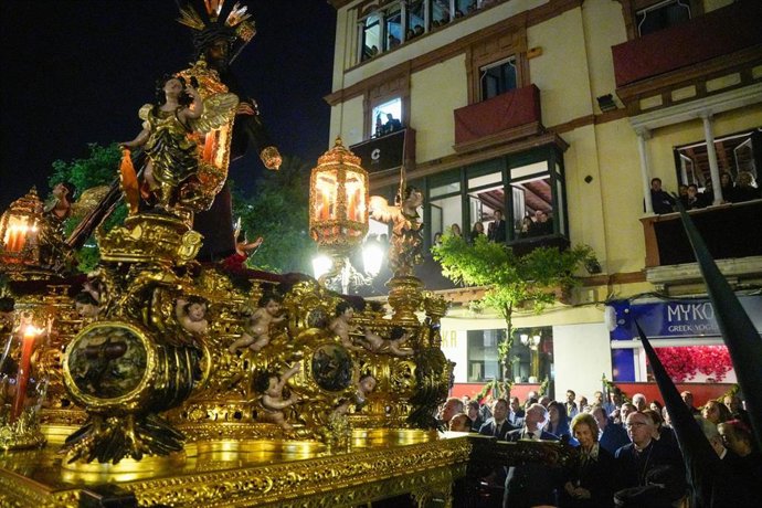 Archivo - La Reina Sofía presencia el paso del Gran Poder por la Campana la madrugada del Viernes Santo, jornada que adelanta su horario en este punto 15 minutos por acuerdo del Consejo de Hermandades.