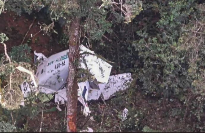 Archivo - (210915) -- PAPUA, Sept. 15, 2021 (Xinhua) -- Debris of Rimbun Air plane is seen at a forest of Wabu Mountain in Intan Jaya district, Papua Province, Indonesia, Sept. 15, 2021. Dozens of rescuers are heading to the location where a small plane c