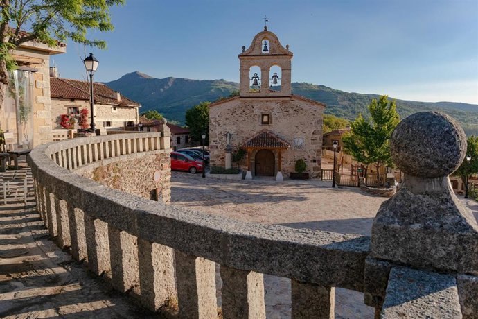 Archivo - Plaza ubicada en el término municipal de La Hiruela, a 10 de junio de 2021, en La Hiruela, Madrid, (España). 