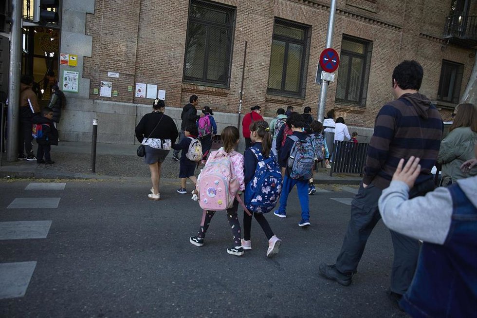Archivo - Varios niños van al colegio en Madrid (España). 