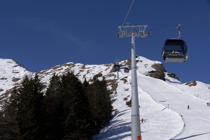 Archivo - February 17, 2025, Imst, Tyrol, Austria: Sunny view from a gondola towards the Alpjoch mountain station of the Imst ski area.