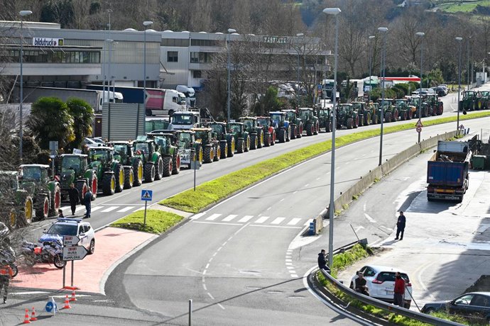 Protesta organizada por ENBA, EHNE Confederación y UAGN, a 15 de enero de 2026, en Irún, Guipúzcoa, País Vasco (España). Ganaderos vascos y navarros han convocado la manifestación para expresar su preocupación por el acuerdo UE-Mercosur y por el avance en