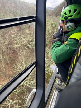 Un agente de la Guardia Civil participa en la búsqueda de una mujer desaparecida en Villacibrán, Cangas del Narcea.
