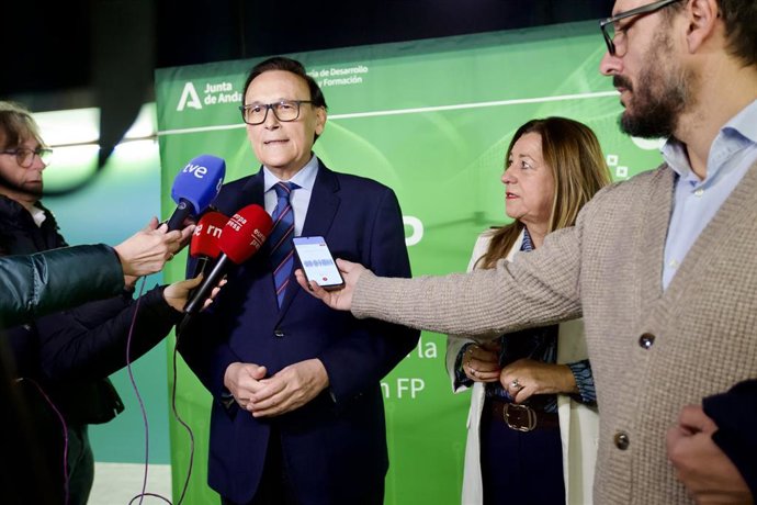 El consejero de Universidad, Investigación e Innovación de la Junta de Andalucía, José Carlos Gómez Villamandos, atiende a los medios. Imagen de archivo.