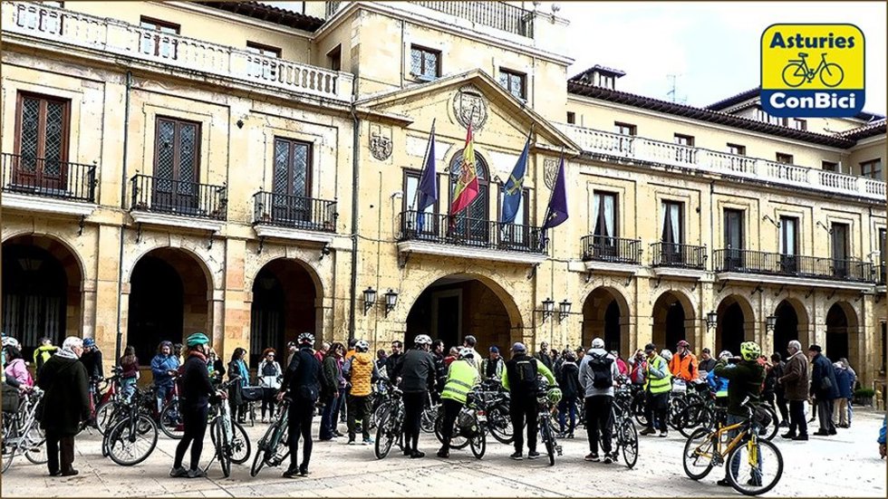 Una concentración de ciclistas frente al Ayuntamiento de Oviedo