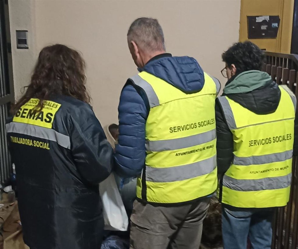 Miembros del Servicio de Emergencia Móvil y Atención Social (SEMAS)