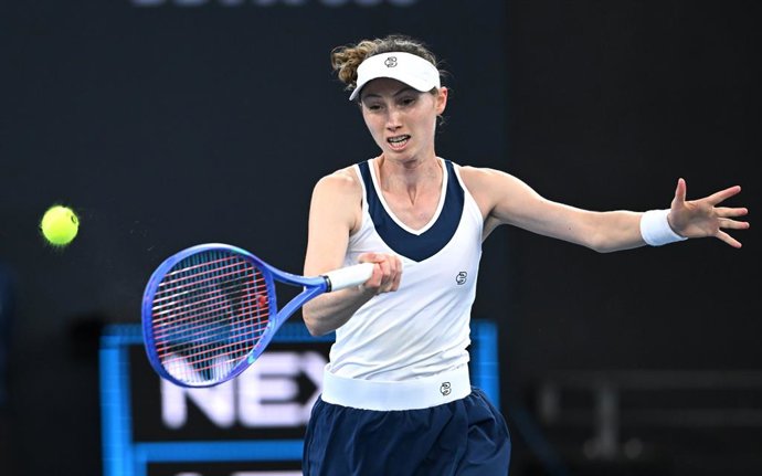 06 January 2026, Australia, Brisbane: Moldovan-Spanish tennis player Cristina Bucsa plays a forehand return against Belarus' Aryna Sabalenka during their women's singles round-of-32 tennis match on day three of the Brisbane International at Pat Rafter Are