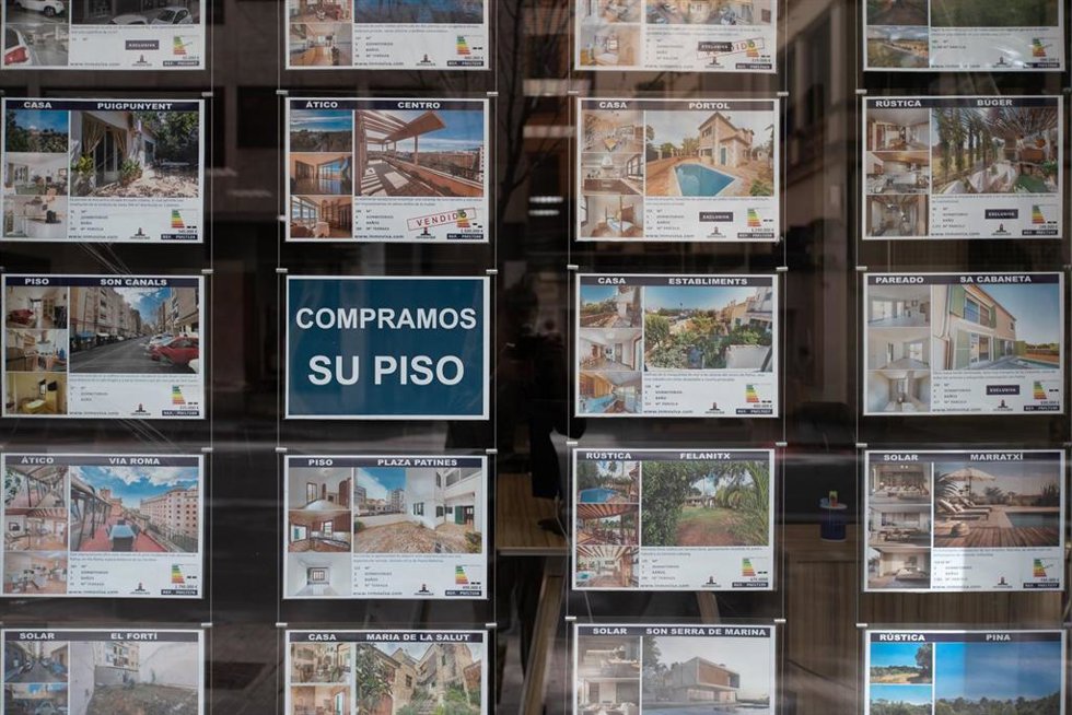 Archivo - Anuncios de viviendas en venta en una inmobiliaria, a 15 de abril de 2024, en Palma de Mallorca, Mallorca, Baleares (España).
