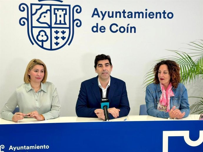 El alcalde de Coín, Francisco Santos, junto a Raquel López y Belén González, concejalas de Formación y Empleo, respectivamente.