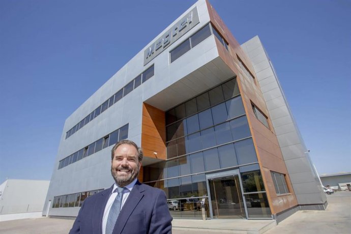 El director general de Magtel, Manuel García Lláser, ante la sede de la compañía en Córdoba.