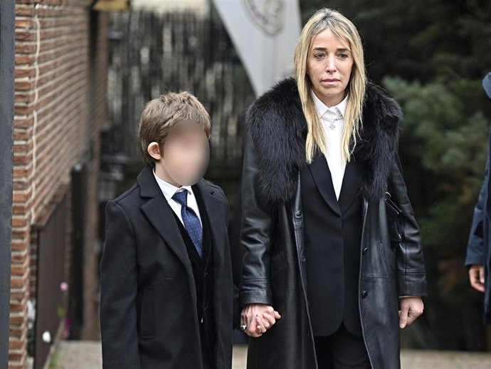 Nadia Halamandari y su hijo, Nicolás Gómez-Acebo, salen de la catedral Ortodoxa Griega de San Andrés y San Demetrio donde se ha hecho un responso por Su Alteza Real la Princesa Doña Irene de Grecia, a 17 de enero de 2026, en Madrid (España).