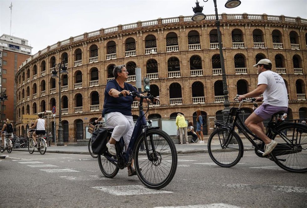 Archivo - Un hombre conduce un bicitaxi por las inmediaciones de la Plaza de Toros de Valencia