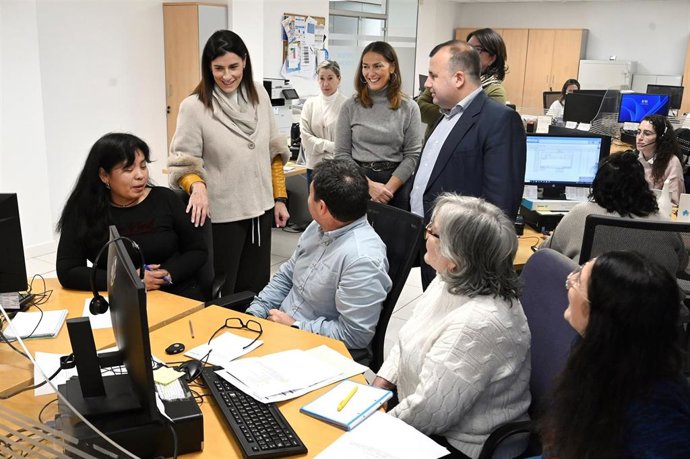 Una visita de la alcaldesa al servicio de teleasistencia