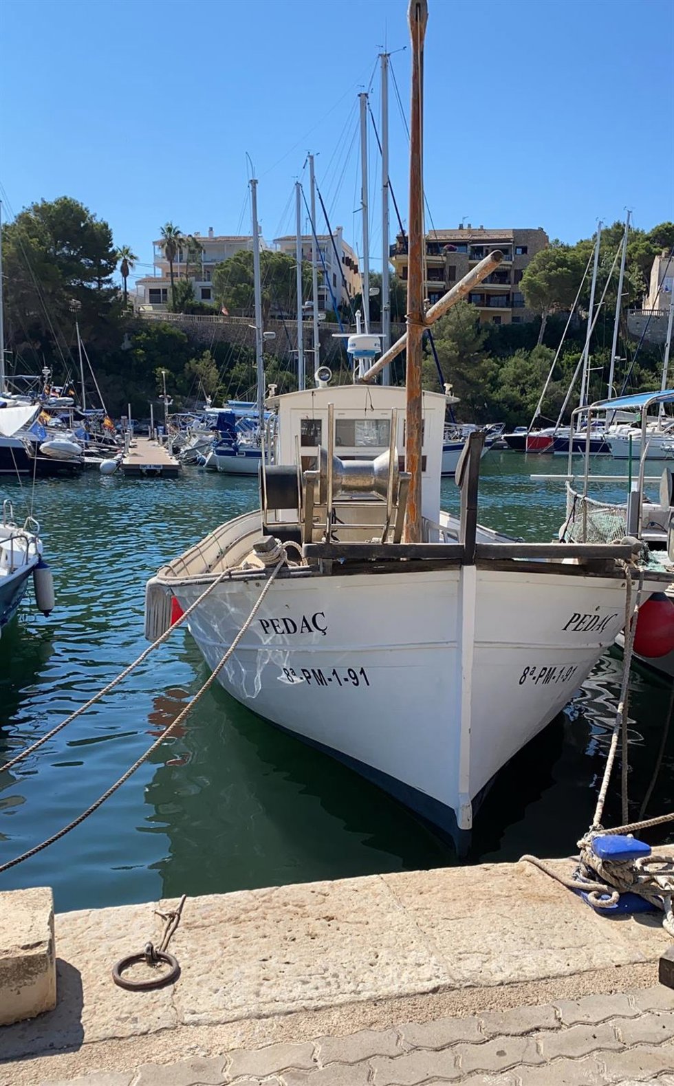 Una embarcación en puerto. Recurso.