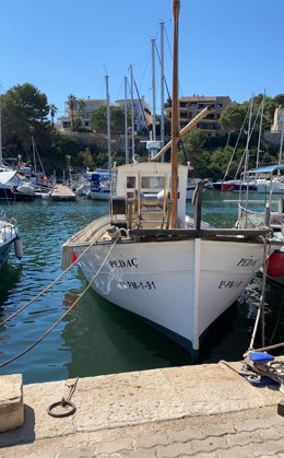 Una embarcación en puerto. Recurso.