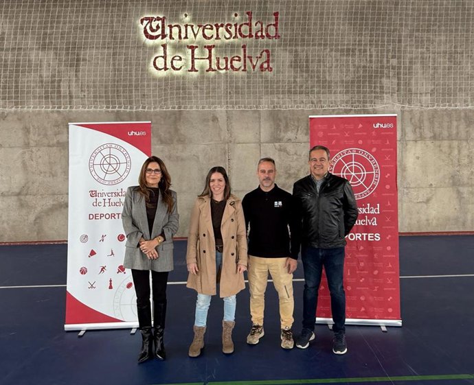 En la firma estuvieron presentes la vicerrectora de Proyección Universitaria, Joaquina Castillo; el director del Servicio de Actividades Físicas y Deportivas de la UHU, Javier Tamayo, y Santiago Mazarío y Almudena Gómez, por parte del Club Huelva TSV.