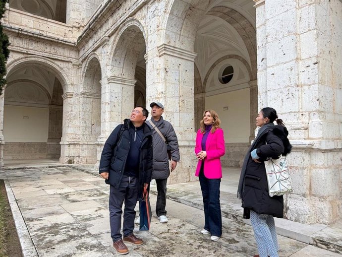 La viceconsejera de Acción Cultural, Mar Sancho, recibe a representantes de GrayScale Production, productora de 'What a trip'.