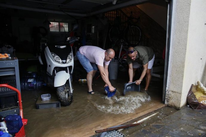 Archivo - Inundaciones en bajos de viviendas en el área metropolitana de Granada tras intensas lluvias