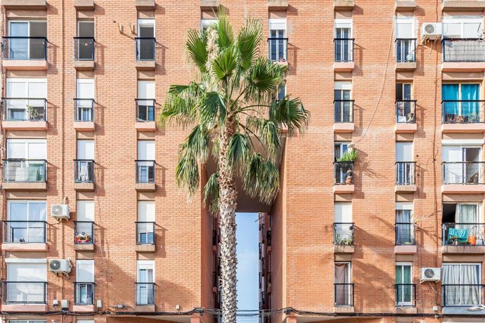 Archivo - La Generalitat licita la instalación y mantenimiento de 300 sistemas de seguridad y alarmas para evitar ocupaciones ilegales en sus viviendas públicas