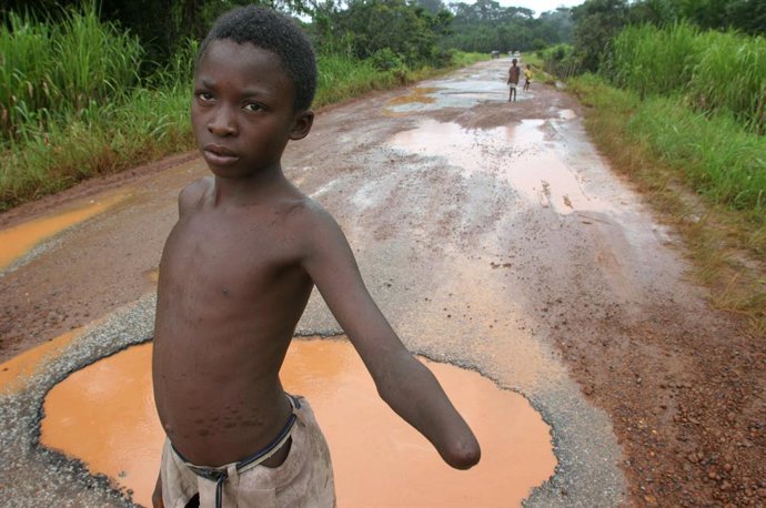 Archivo - Hollywood's take on conflict diamonds has brought attention back in a big way to  how gems associated with wealth and glamour have too often meant war and  suffering in Africa. The film Blood Diamond, which opened on Friday in United States thea