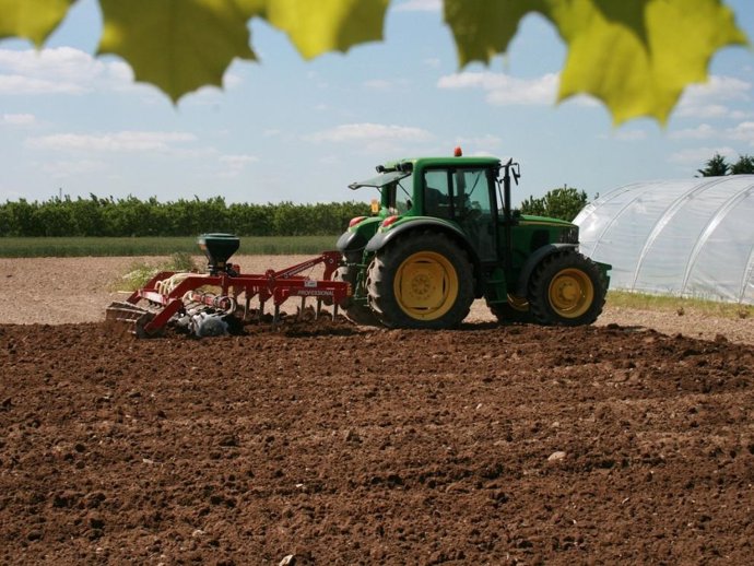 Archivo - Más de 300 agricultores y ganaderos aragoneses se benefician de cerca de 2 millones de euros del Plan Renove 2025