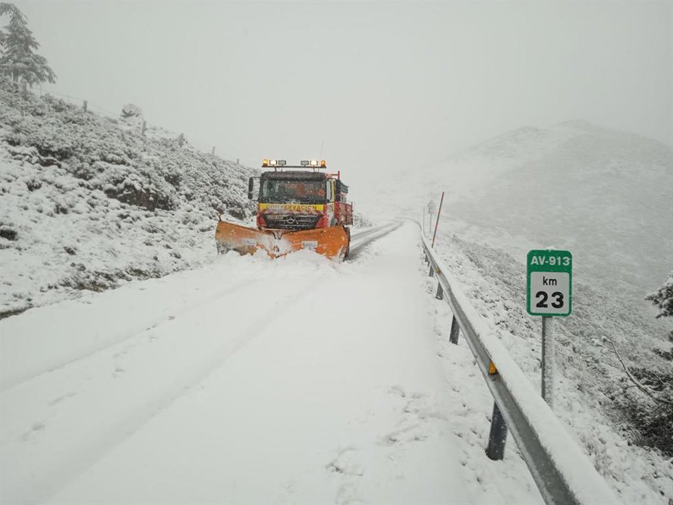 Archivo - Nieve en la carretera