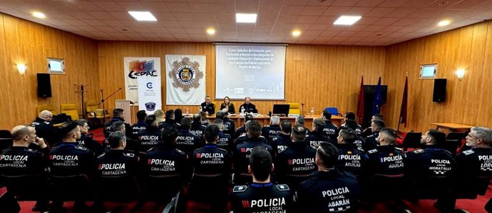 Foto: Un momento de la inauguración del curso selectivo para aspirantes a mandos de las policías locales de ocho municipios