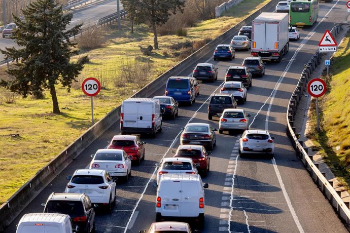 Varios vehículos durante la operación salida por carretera para fin de año, en la A5, a 30 de diciembre de 2025, en Madrid (España). 