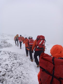 Archivo - Miembros del Grupo Especial de Rescate en Altura (GERA), durante una actuación en la Sierra.