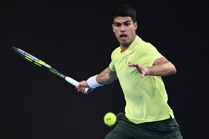 15 de janeiro de 2026, Austrália, Melbourne: O tenista espanhol Carlos Alcaraz rebate uma bola com o forehand contra o australiano Alex de Minaur durante uma partida beneficente antes do torneio Australian Open, no Melbourne Park. Foto: Joel Carrett/AAP/