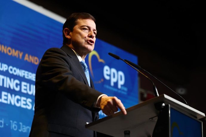 El presidente de la Junta y del PP de Castilla y León, Alfonso Fernández Mañueco, interviene durante el encuentro del Grupo de Trabajo del EPP.