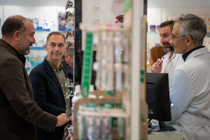 El alcalde de Benalmádena, Juan Antonio Lara, acompañado del edil de Comercio, Raúl Campos, ha visitado los comercios esta semana.
