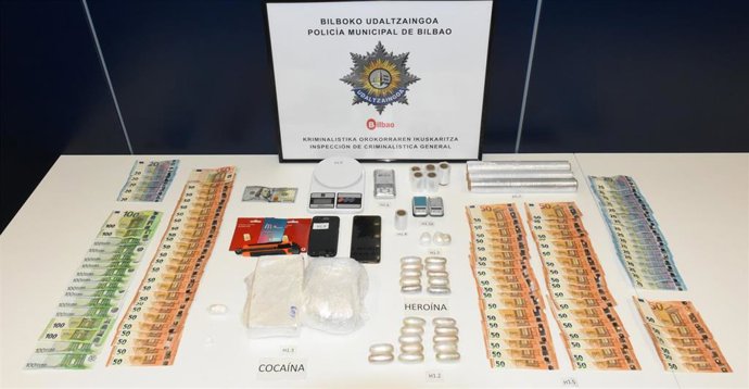 Dinero y enseres decomisados