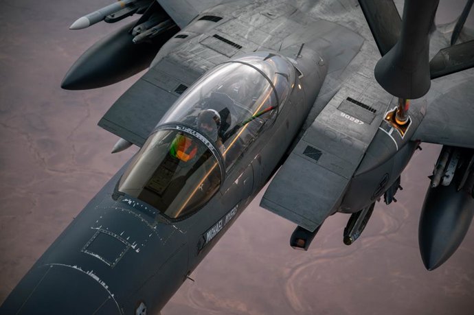 Archivo - Arquivo - 26 de dezembro de 2024, Não divulgado, CENTCOM: Um caça F-15E Strike Eagle da Força Aérea dos EUA reabastece a partir de um avião-tanque KC-135R Stratotanker durante uma missão como parte da Operação Prosperity Guardian, em 26 de dezem