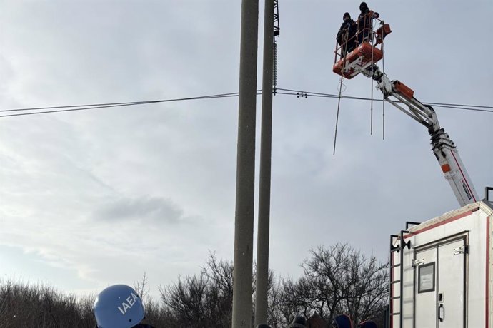Reparaciones en una línea eléctrica de la central nuclear de Zaporiyia, en Ucrania