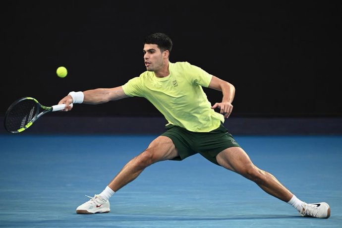 15 January 2026, Australia, Melbourne: Spanish tennis player Carlos Alcaraz plays a forehand return against Australia's Alex de Minaur during a charity tennis match ahead of the Australian Open tennis tournament at Melbourne Park. Photo: Joel Carrett/AAP/