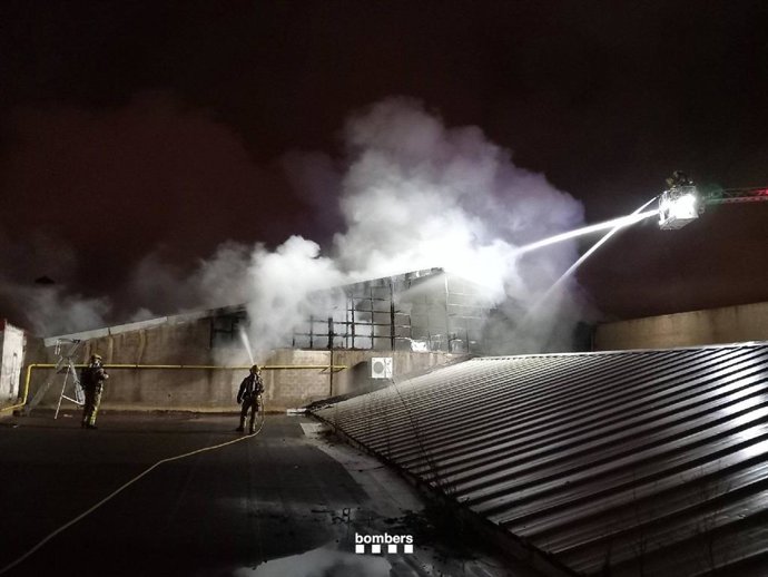 Imagen del incendio que ha afectado a una nave industrial en Reus (Tarragona)