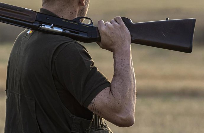 Archivo - Un cazador, durante una jornada de caza el primer día de inicio de la media veda en Castilla y León.