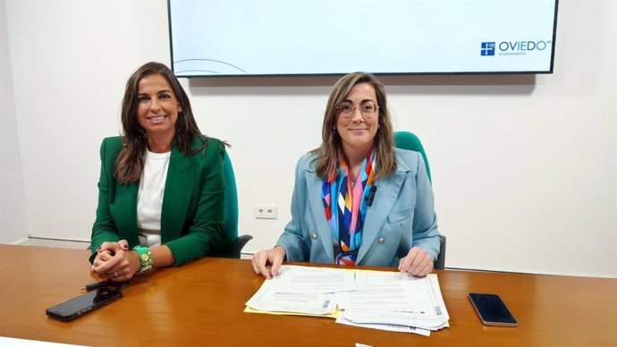 Archivo - Las concejalas de Vox en el Ayuntamiento de Oviedo Sonsoles Peralta y Alejandra González en rueda de prensa.