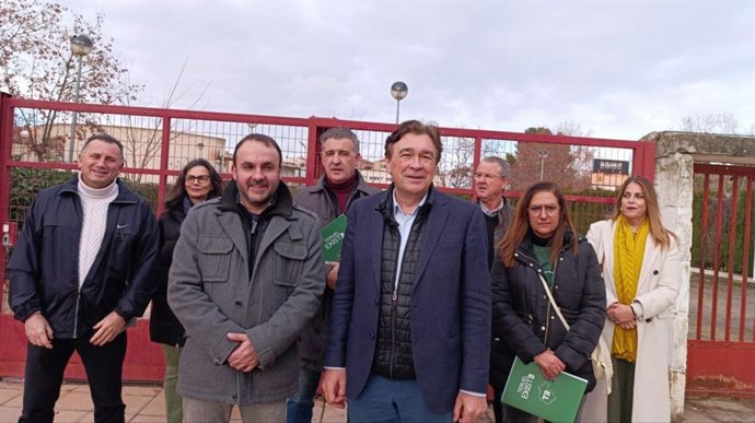 El candidato de Coalición Existe a la Presidencia de Aragón, Tomás Guitarte, junto al coordinador de Teruel Existe en el Bajo Aragón y también candidato, Jorge Santafé,  y otros representantes de Teruel Existe.