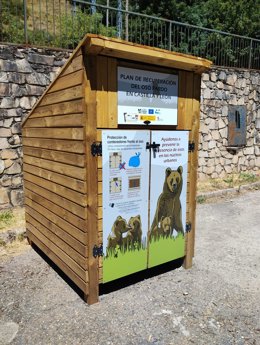 Contenedor antioso del plan de recuperación del oso pardo en Castilla y León de la Consejería de Medio Ambiente y la Fundación Patrimonio Natural.