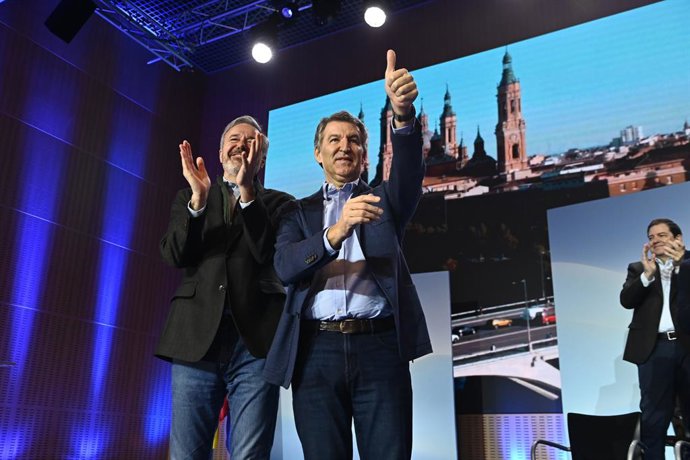 O presidente do Partido Popular, Alberto Núñez Feijóo (à direita), e o presidente do PP de Aragão, Jorge Azcón (à esquerda), durante o encerramento do ato de apresentação da “Declaração de Saragoça”, no World Trade Center, em 18 de janeiro de 2026, em Sar