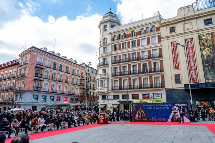 Desfile 'La provincia de Valladolid viste su patrimonio' en la plaza de Callao de Madrid.