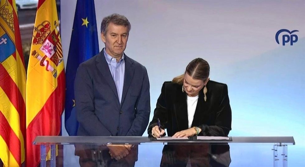 La presidenta del PP Baleares y del Govern, Marga Prohens, firma la 'Declaración de Zaragoza' que rechaza la propuesta de financiación pactada entre Sánchez y ERC