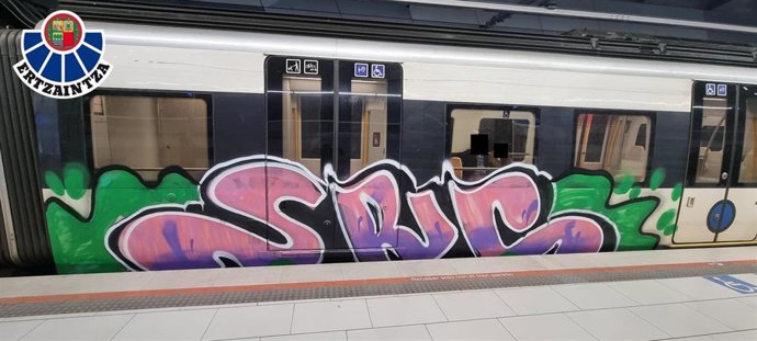 Grafitis realizados en un tren en Bedia (Bizkaia).