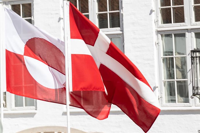 Archivo - April 27, 2025, Kongens Lyngby, Denmark: The Greenlandic and Danish flags fly during a joint doorstep withÂ Prime MinisterÂ Mette Frederiksen and Prime Minister of Greenland Jens-Frederik Nielsen at Marienborg. Jens-Frederik Nielsen visits on 26