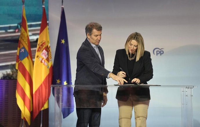 La presidenta de la Junta de Extremadura en funciones, María Guardiola, firma junto al líder del PP, Alberto Núñez Feijóo, la 'Declaración de Zaragoza'
